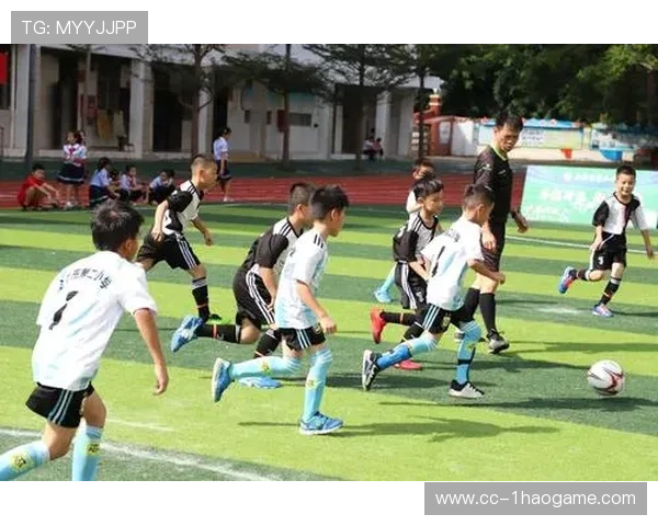 足球小夜灯点亮梦想球场，球星陪伴每一个夜晚的温馨时刻